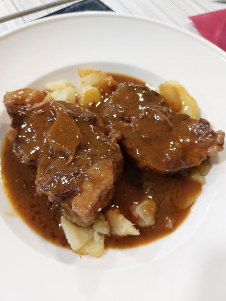 Carrilleras de ternera estofadas con patatas panaderas